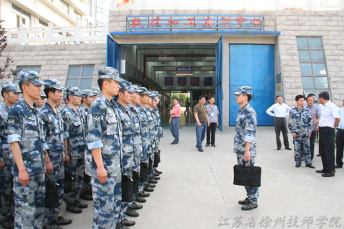 领导与我院参加技能培训的中国人民解放军空军勤务学院的大学生士官们